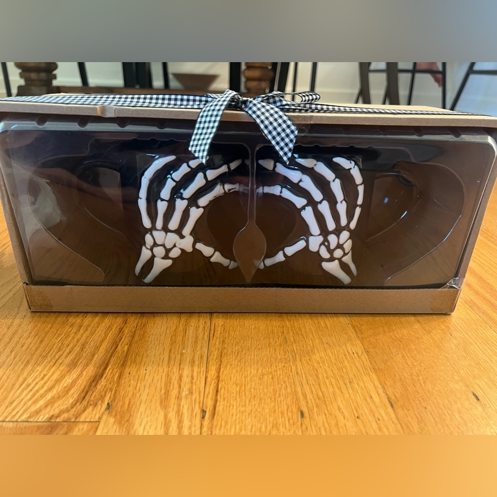 2 skeleton hands that come together to make a heart mugs